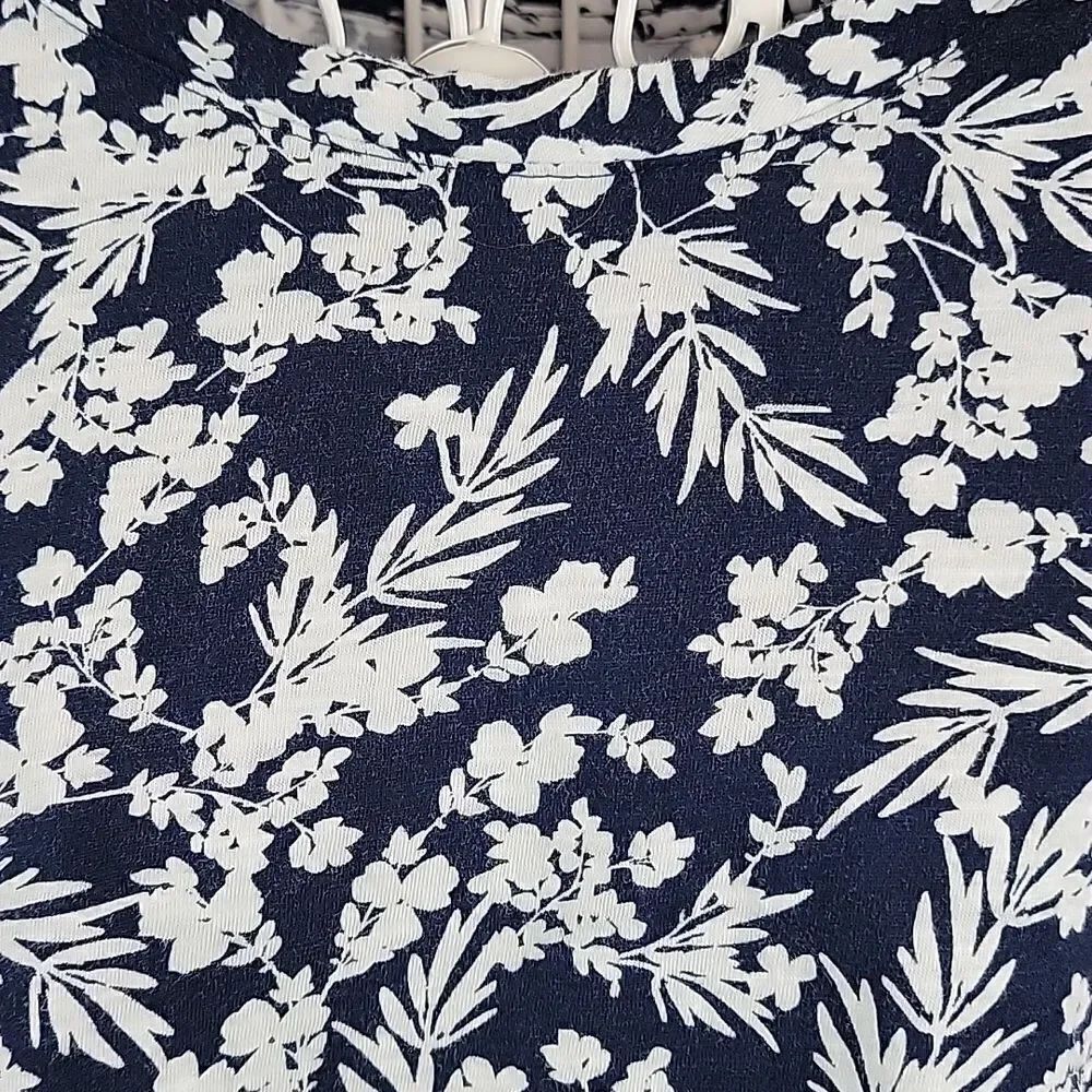 Liz Claiborne floral Print t-shirt - Navy & White Womens Size L - Picture 4 of 11